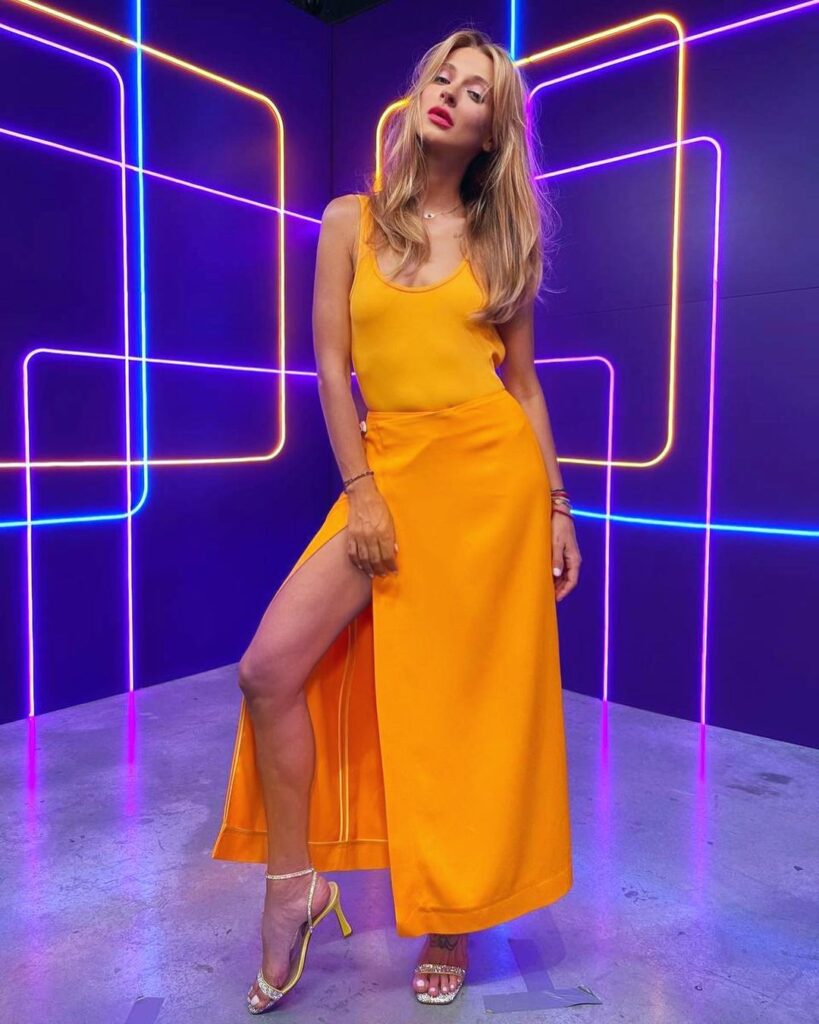 Татьяна Решетняк в оранжевом платье