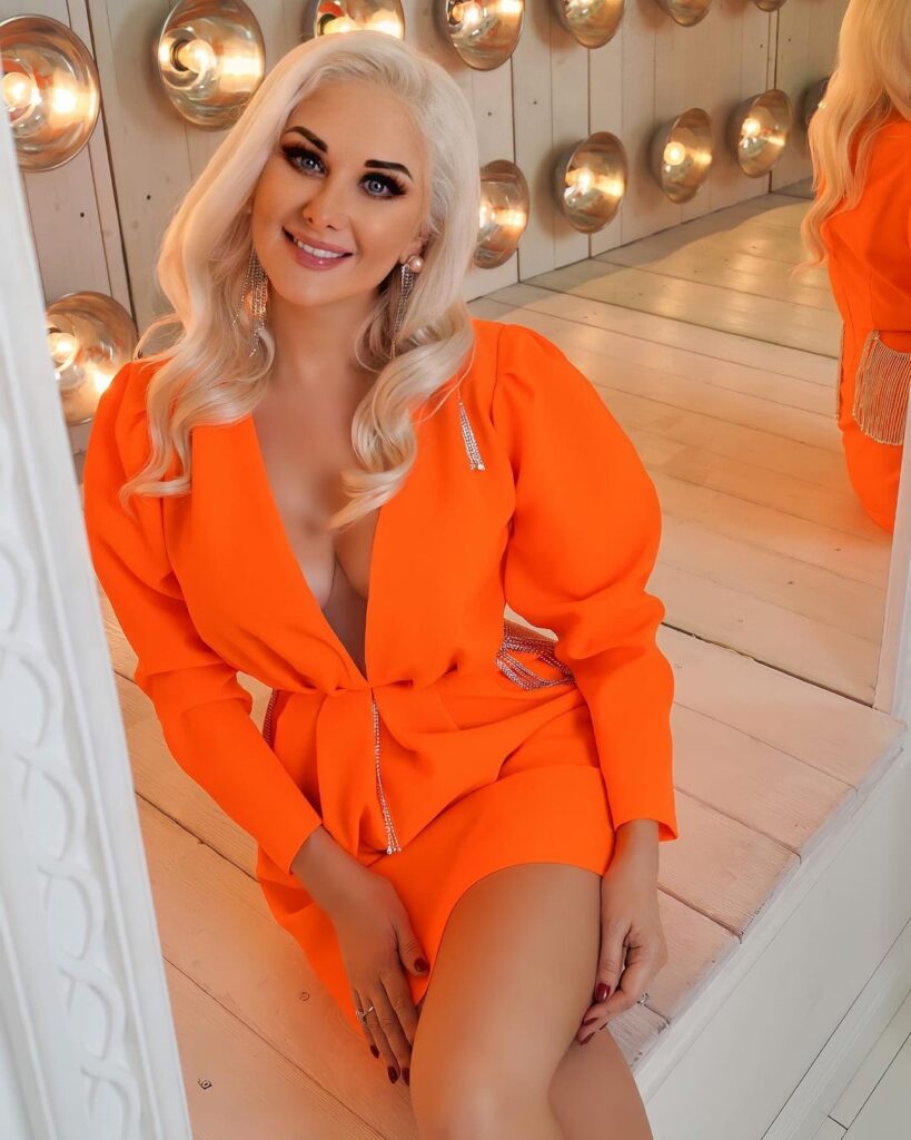 Екатерина Бужинская в ярко оранжевом платье