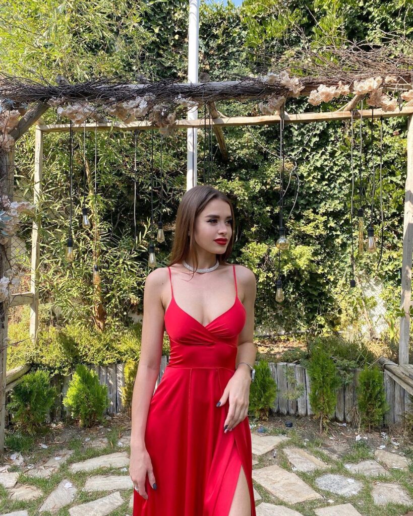 Лилия в красном платье