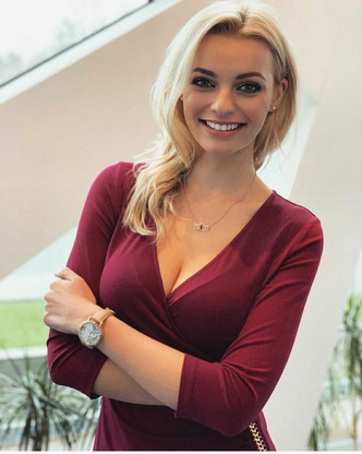 Грудь блондинки Karolina Bielawska ведет ее к успеху